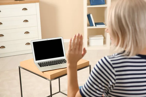 Donna che utilizza la video chat sul computer portatile a casa, primo piano. Spazio per testo — Foto Stock