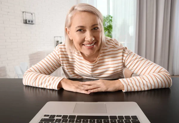 Mulher madura usando bate-papo de vídeo no laptop em casa, vista da câmera web — Fotografia de Stock