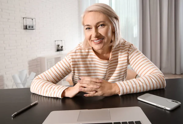 Mulher madura usando bate-papo de vídeo no laptop em casa, vista da câmera web — Fotografia de Stock