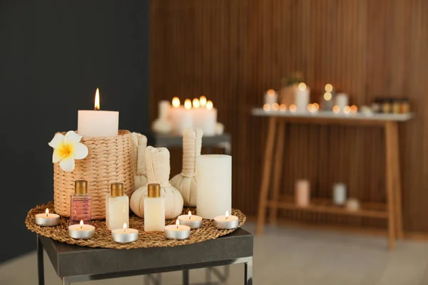 Hermosa composición con velas y accesorios de spa en la mesa en el salón. Espacio para texto — Foto de Stock
