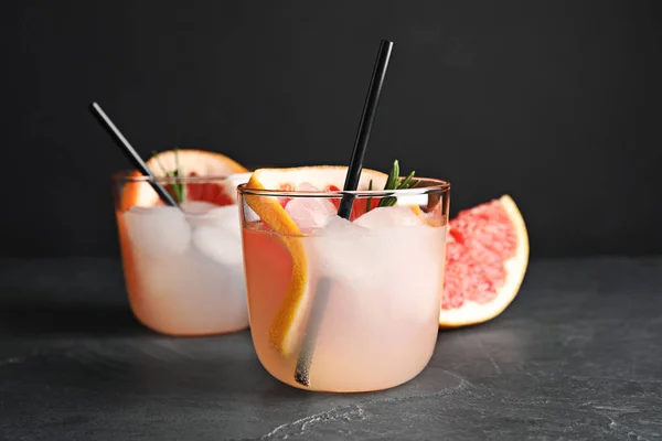 Glasses of cocktail and grapefruit slice on table, closeup — Stock Photo, Image