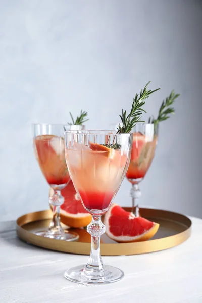 Gläser mit Grapefruitcocktails auf dem Tisch. Raum für Text — Stockfoto