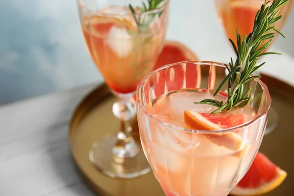 Glas grapefrukt cocktail på bordet, närbild. Utrymme för text — Stockfoto