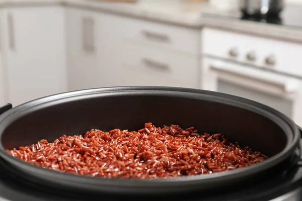 Moderní vařič s převařenou hnědou rýží v kuchyni, v šatně. Místo pro text — Stock fotografie