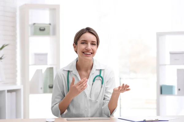 Kadın doktor işyerinde görüntülü sohbet kullanarak, kamera perspektifinden görüntülemek — Stok fotoğraf