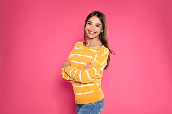 Retrato de mulher bonita no fundo de cor — Fotografia de Stock