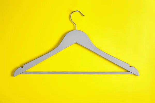 Lege kleding hanger op kleur achtergrond. Kledingkast accessoire — Stockfoto