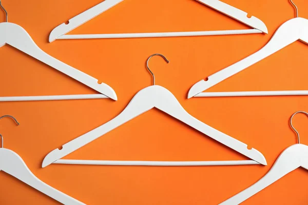 Flat lay composition with empty hangers on color background — Stock Photo, Image