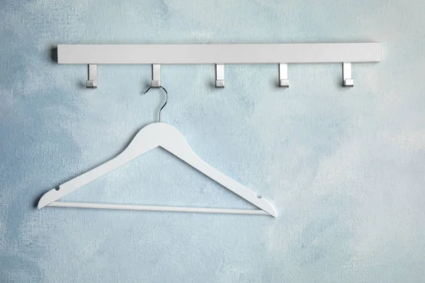 Rek met lege kleerhanger op kleur muur, ruimte voor tekst. Kledingkast accessoire — Stockfoto