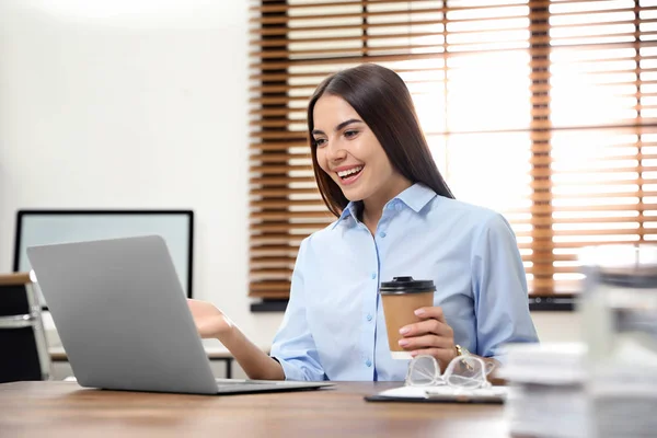 Jonge vrouw met behulp van video chat op laptop in het thuiskantoor — Stockfoto