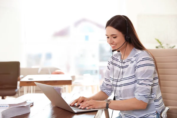 Jonge vrouw met behulp van video chat op laptop in het thuiskantoor — Stockfoto