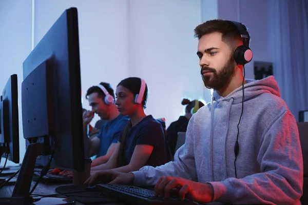 Jovens jogando videogames em computadores dentro de casa. Torneio Esports — Fotografia de Stock