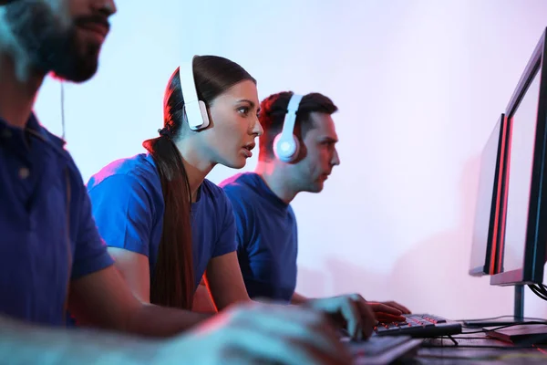 Giovani che giocano ai videogiochi su computer al chiuso. Torneo Esports — Foto Stock