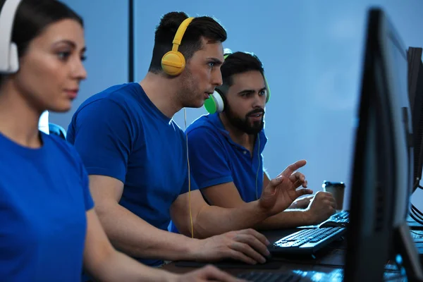 Молодые люди играют в компьютерные игры в помещении. Киберспортивный турнир — стоковое фото