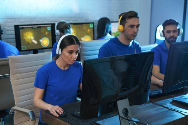 Giovani che giocano ai videogiochi su computer al chiuso. Torneo Esports — Foto Stock