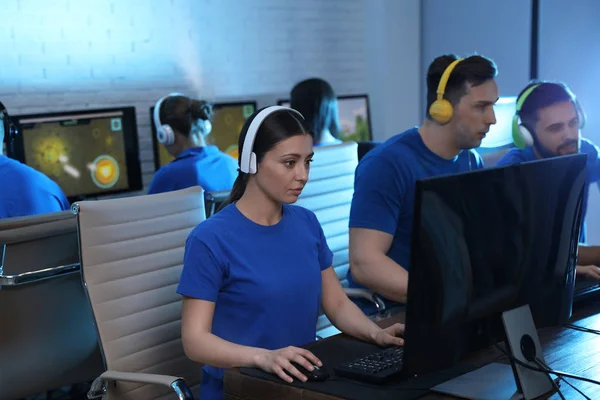 Młodzi ludzie grają w gry wideo na komputerach w pomieszczeniu. Turniej esportowy — Zdjęcie stockowe