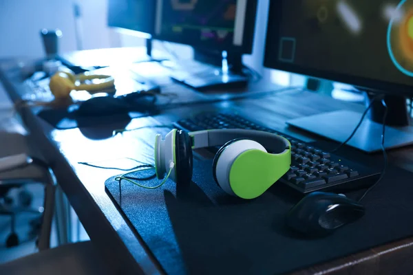 Internet café com computadores modernos para jogar videogames — Fotografia de Stock