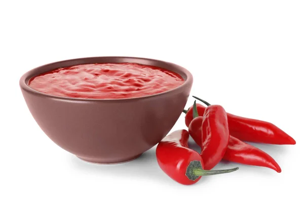 Schüssel mit roter Sauce und frischen Chilischoten isoliert auf weiß — Stockfoto