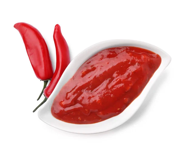 Sauce mit roter Sauce und frischen Chilischoten isoliert auf weißem Grund, von oben — Stockfoto