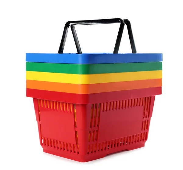 Cestas de compras coloridas de plástico no fundo branco — Fotografia de Stock
