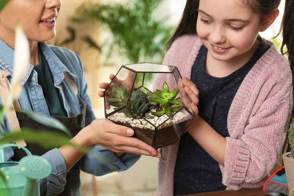 Mor och dotter tar hand om växter hemma, närbild — Stockfoto