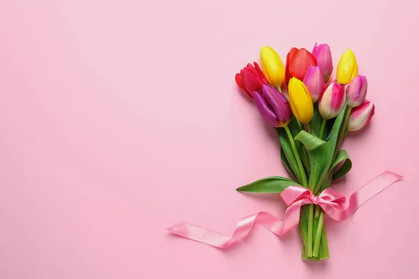 Mooi boeket van Lente Tulip bloemen op kleur achtergrond, Top View. Ruimte voor tekst — Stockfoto