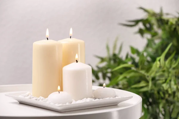 Λευκό πιάτο με διαφορετικά κεριά στο τραπέζι. Χώρος για κείμενο — Φωτογραφία Αρχείου