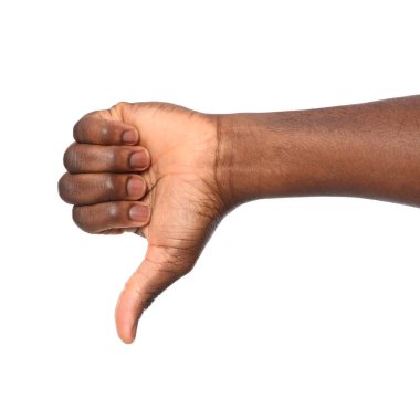Beyaz arka plan üzerinde başparmak aşağı jest gösteren Afrikalı-Amerikalı adam, closeup