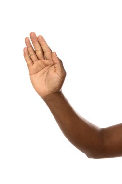 Afro-Amerikalı adam beyaz arka plan üzerinde el jesti gösteren, closeup