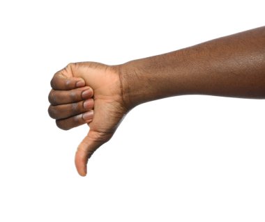 Beyaz arka plan üzerinde başparmak aşağı jest gösteren Afrikalı-Amerikalı adam, closeup