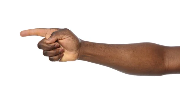 Homem afro-americano apontando para algo no fundo branco, close-up — Fotografia de Stock