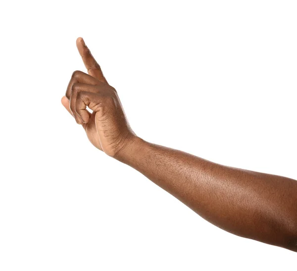 Homem afro-americano apontando para algo no fundo branco, close-up — Fotografia de Stock