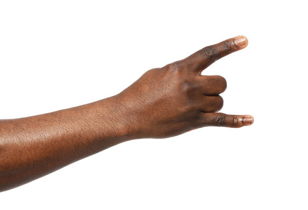 Афроамериканец показывает жест ROCK на белом фоне, крупным планом

