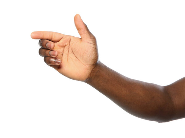 Афроамериканец протягивает руку для рукопожатия на белом фоне, крупным планом
