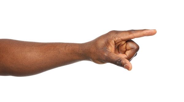 Афроамериканец держит что-то в руке на белом фоне, крупным планом
