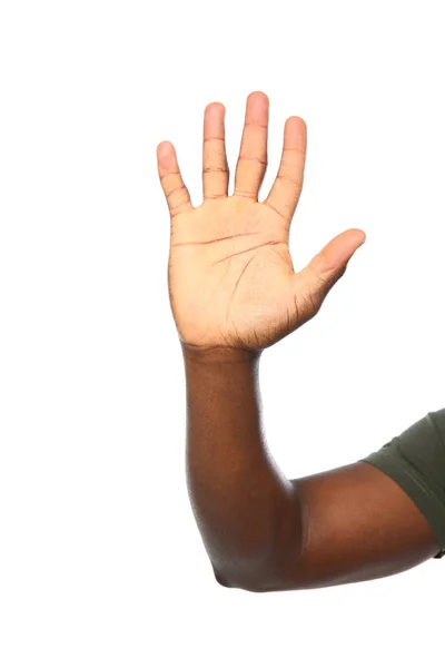 Uomo afro-americano che mostra il gesto della mano su sfondo bianco, primo piano — Foto Stock