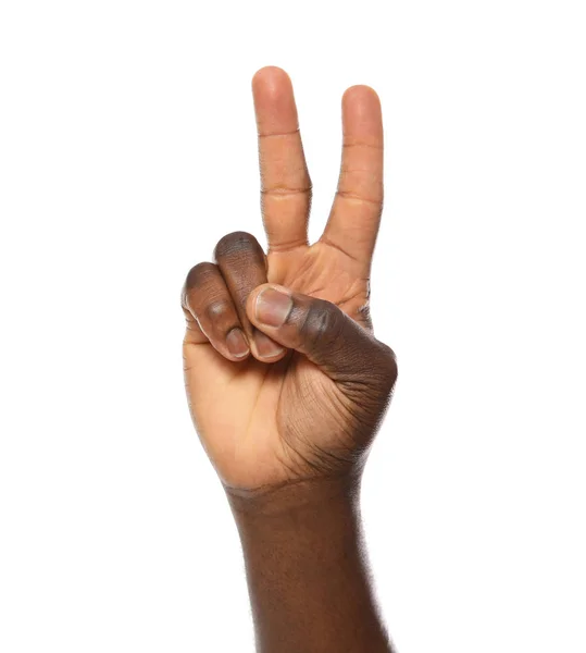 Afroamerický muž zobrazující znak míru na bílém pozadí, zaostřená — Stock fotografie