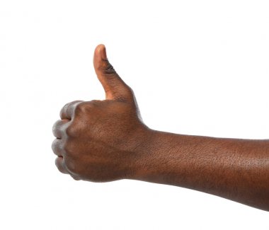 Beyaz arka planda başparmak gösteren Afrikalı-Amerikalı adam, closeup