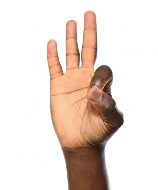 Beyaz arka planda Ok jest gösteren Afrikalı-Amerikalı adam, closeup