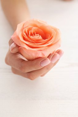 Beyaz masada gül ile kadın yakından görünümü. Spa tedavisi