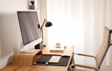 Masada modern bilgisayar ile şık işyeri iç. Tasarım için mockup