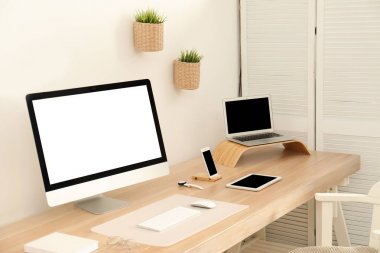 Masada modern bilgisayar ile şık işyeri iç. Tasarım için mockup
