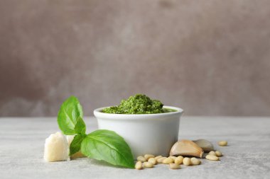 Masada pesto sos kase ile Kompozisyon. Metin için alan