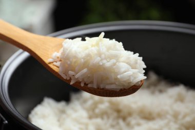 Lezzetli pilavlı kaşık ocağın üstünde, yakın plan.