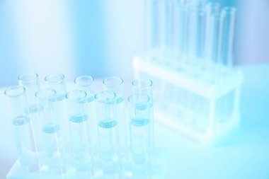 Kimya laboratuvarında rafta rafta numuneler bulunan test tüpleri, closeup