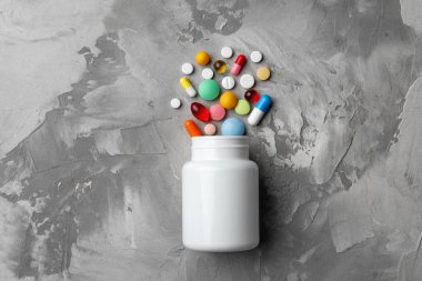 Masada farklı haplar ile Şişe, düz yatıyordu