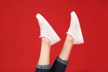 Renkli spor ayakkabılı kadın.