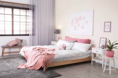 Rahat çift kişilik yatak ve pencere jaluzi ile modern oda iç