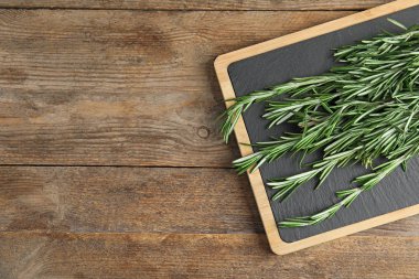 Tahta tahta masa üzerinde taze biberiye dalları ile Kurulu, üst görünümü. Metin için alan