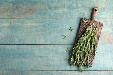 Tahta tahta masa üzerinde taze biberiye dalları ile Kurulu, üst görünümü. Metin için alan